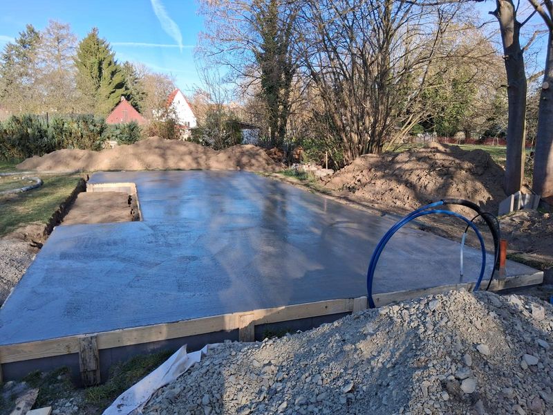 Nachher: fertig gegossene Betonbodenplatte in der Schalung auf demselben Grundstück
